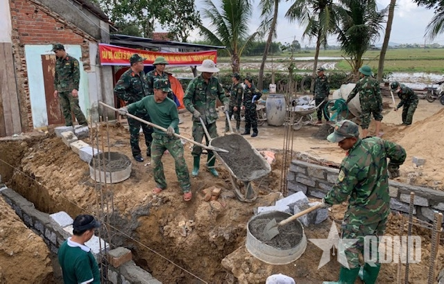 Bộ CHQS tỉnh Đắk Lắk động viên bộ đội xây nhà cho bà con vùng lũ